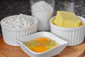 Для приготовления песочного теста нам понадобится мука, сливочное масло, яйцо и желток, сахарная пудра.