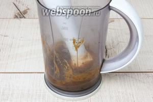 Из фиников извлечь косточки и размолоть в блендере, добавляя сок 1 апельсина.