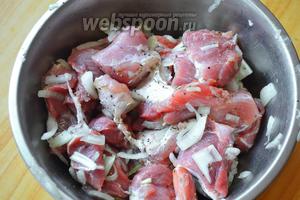 Мясо нарезать небольшими кусками. Обычно на шашлык, который жарится на шампурах, нарезаются куски 5х5 см. Для шашлыка на шпажках куски мяса нужны в 2 раза меньше. Смешать мясо с луком, лук немного выжать с солью и перцем, отложить в сторону несколько крупных кусков лука.