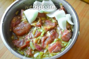 Залить маринадом мясо, крупные куски лука, положить с краю. Завернуть в пищевую плёнку и отложить в сторону на 1 час. Если погода жаркая, тогда мясо нужно отправить в холодильник.