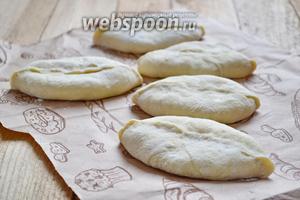 Снова прижимаем ладошкой, придавая форму пирожку. Оставляем пирожки на 10-15 минут для подхода.