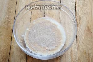 В тёплый кефир (кефир у меня домашний, жирный, поэтому в тесто другой жир я не добавляла) всыпаем дрожжи и сахар.