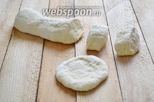 Готовое тесто скатываем в валик и нарезаем на равномерные кусочки (от размера кусочка будет зависеть размер пирожка). Каждый кусочек прижимаем ладошкой, образуя лепёшку.