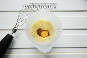 Бананы пюрируем любым удобным способом до гомогенного состояния, добавляем яйца, взбиваем, добавляем молоко и снова взбиваем.