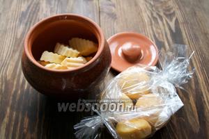 Парить будем двумя способами: крупную репу, порезанную кусочками, приготовим в глиняном горшочке, традиционным способом, а мелкие молодые репки будем парить в рукаве для запекания (на случай, если у кого-то нет глиняного горшочка или чугунка, а репки пареной очень хочется). Укладываем нашу репку в горшочек/рукав для запекания, добавляем немного воды, буквально 1-2 столовые ложки, чтобы наша репка была пареная, а не вареная. Ставим в холодную духовку и включаем её на 170-180 градусов. Можно включить и на 120-130 градусов, в таком случае время приготовления увеличится соответственно.