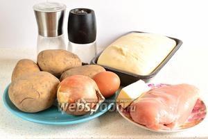 Для приготовления пирога с курицей и картошкой приготовим следующие продукты: картофель — 4 штуки среднего размера, куриное филе, специи по вкусу, соль, перец, готовое тесто и репчатый лук.