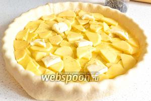 Теперь заполняем начинкой. Сначала положить картофель, разровнять. Сверху разложить кусочками половину сливочного масла.