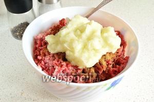 Смешиваем 2 вида фарша, добавляем лук, специи и соль по вкусу. Перемешиваем. Добавляем немного холодной воды и отбиваем фарш. Теперь можно накрыть готовый фарш крышкой и убрать в холодильник.