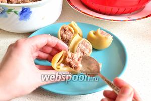 Теперь фаршируем ракушки фаршем. Каждую ракушку плотно набиваем мясом с помощью ложки. В процессе приготовления фарш немного сожмётся, поэтому, не жалеем фарша.