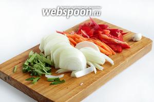 Лук нарезать перьями, морковь и перец — соломкой, молодые стебельки сельдерея — кусочками и чеснок порубить.