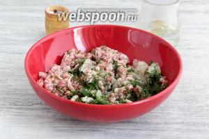Говяжий фарш соединить с молотыми специями, изрубленной зеленью, мелко натёртым луком и примерно 40 мл воды иди бульона — начинка хинкали должна быть сочной.