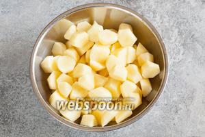 Сырую картошку чистим и режем на довольно крупные кусочки, которые, однако, всё-таки реально съесть за 1 укус, а не нужно резать.