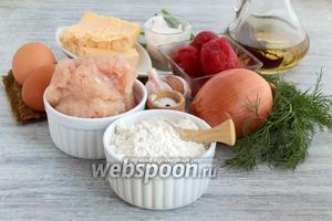 Подготовить продукты: муку, куриный фарш, яйца, масло, специи, зелень, томаты в собственном соку, сметану.