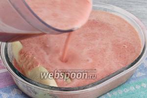 Залить соусом из взбитых томатов, сока, сметаны и специй по вкусу. Отправить в раскаленную духовку на 40-50 минут, держать при температуре 180 градусов.