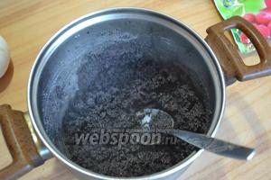 Мак помолоть в макомолке или перетереть в ступке. Запарить водой, остудить. Добавить яйцо, сахар и крахмал, перемешать.