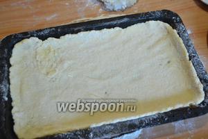Смазать форму подсолнечным маслом и включить духовку на 200°С. Тесто разделить на 4 равные части, каждую раскатать по величине формы. У меня форма размером 20х30 см. Выстелить 1 пласт теста, проколоть вилкой.