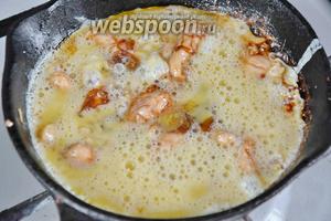 Выливаем яичную смесь на сковороду, стараясь равномерно покрыть всё мясо. Накрываем сковороду крышкой и готовим омлет 3-4 минуты, не мешая, пока яйца как следует не схватятся.