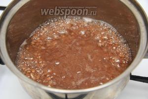 Гречку отварить в подсоленной воде. Она должна хорошо развариться, поэтому варить нужно на слабом огне.