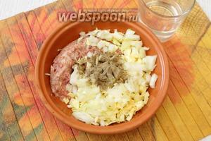 К фаршу добавляем капусту, лук, соль, перец чёрный молотый, вымешиваем с добавлением холодной воды.