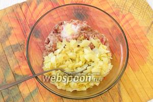 К фаршу добавляем капусту, лук, соль, перец чёрный молотый, вымешиваем с добавлением холодной воды.