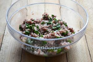 Мясо перемалываем мясорубкой и смешиваем со шпинатом и луком. По вкусу добавляем соль. Накрываем пищевой плёнкой и отправляем в холодильник на 20-30 минут.