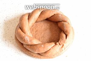 Раскладываем косичку по краю. Скрепляем края. Лучше сделать чуть внахлёст концы. Заготовка сметанника с косичкой готова. В такую форму помещается намного больше начинки. Это вариант для тех, кто любит мало теста и много начинки.