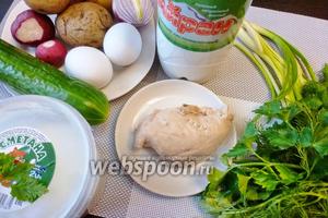 Для окрошки нам понадобятся свежие огурцы, варёные картофель и яйца, редис, отварная куриная грудка, айран, зелёный лук, петрушка и укроп.