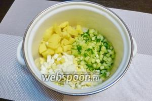 В подготовленную кастрюлю нарежем мелким кубиком картофель, огурец и яйца.