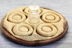 И (или) раскатать пласт и стаканом и рюмкой вырезать кольца.