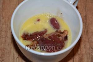 В небольшой миске взбить куриное яйцо. Каждое сердечко достаем из маринада, опускаем в яичную смесь.