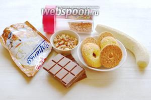 Приготовим банан, шоколад молочный, сахарное печенье, варёную сгущёнку, грецкие орехи и кондитерскую посыпку.