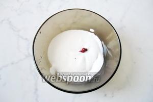 1/2 часть полученного айсинга выложить в тарелку или мисочку. Добавить 1/4 чайной ложки красного пищевого красителя. У меня гелевый.