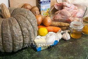 Подготовим все ингредиенты для жаркого: сладкую ароматную тыкву, части тушек цыплят, коренья (морковь, пастернак), специи, картофель, сливочное масло, морскую соль, лимон, чеснок, лук репчатый и персиковый сироп.
