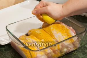 Замаринуем грудки в морской соли и куркуме, полив соком из размягченного лимона (сока будет намного больше, чем обычно это бывает со свежим лимоном). Цедру оставим в деко, положив её на дно, под птичье мясо.