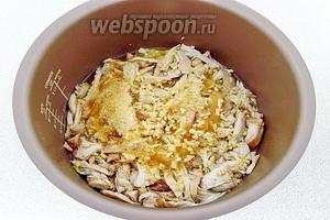 Мясо снова выложить в мультиварку, добавить мелко нарезанный чеснок, засыпать желатином и перемешать.