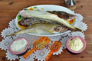 Нам потребуется навага, кукурузная и пшеничная мука, чесночная соль и смесь Фиш Масала, растительное масло для жарки.