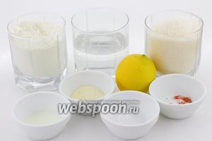 Возьмите такие продукты: муку пшеничную, соду, кефир, манную крупу, воду, сахар, лимонный сок, шафран, масло подсолнечное.