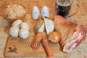 Для приготовления Вепрева колена потребуется свиная рулька, морковь, корень сельдерея, лук репчатый, капуста квашеная, свежие шампиньоны, тёмное пиво, перец чёрный молотый, гвоздика, соль.