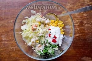 Смешать в салатнике все ингредиенты: филе, крабовое мясо, кукурузу, айсберг, йогурт, специи. Перемешать, попробовать на соль и специи, добавить при необходимости.
