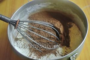 Смешать в сотейнике муку с какао и сахаром. Тоненькой струйкой ввести воду, постоянно помешивая венчиком, чтобы не образовались комочки. Заварить крем на небольшом огне до загустения, влить коньяк и ванильный сахар.