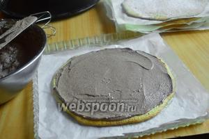 Переходим к смазыванию коржей. Снять корж с пергаментной бумаги и смазать кремом. Таким способом поступить с остальными коржами.