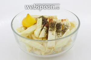 Нарезанный сельдерей полейте лимонным соком, добавьте специи, кроме соли и хорошо перемешайте. Оставьте на 5-7 минут.