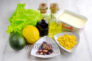 Чтобы приготовить салат, нужно взять фасоль варёную, кукурузу, авокадо, сыр Фета, лимон, листья салата. Для заправки взять сок лимона, масло оливковое, мёд, бальзамический соус.
