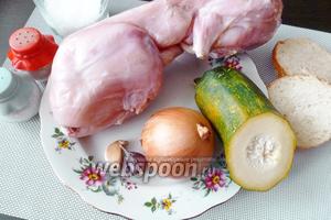 Для котлет возьмём мясо кролика, луковицу, кусочек кабачка, чёрствый белый хлеб или батон, молоко, чеснок, 1 яйцо и соль, перец по вкусу.