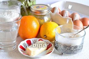 Приготовим необходимые продукты — лимон, апельсин, муку, яйца, сахар, сливочное масло, мёд, немного воды и растительное рафинированное масло.