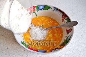 Сюда же добавить размягчённое сливочное масло. Перемешать и всыпать муку. Если добавляете цукаты, то их тоже добавить. Замесить тесто.