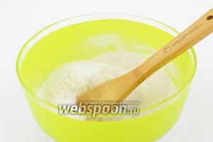 Теперь готовим кексы. Все продукты для приготовления теста должны быть комнатной температуры. В миску просеиваем пшеничную муку. Добавляем разрыхлитель и кокосовую стружку. Перемешиваем.