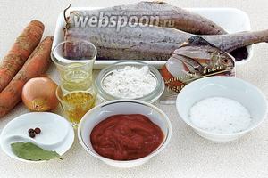 Для приготовления блюда нужно взять минтая, репчатый лук, морковь, подсолнечное рафинированное масло, пшеничную муку, приправу для рыбы, лавровый лист, горошины душистого перца, кетчуп, яблочный уксус, воду и соль.