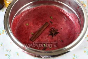Перелить вишнёвый сок в ёмкость, которую можно поставить на огонь, добавить в неё выбранный букет пряностей: палочки корицы, бадьян, кардамон, гвоздику. Поставить на огонь и прогреть вишнёвый сок с пряностями на малом огне, не допуская бурного кипения сока. Пряности отлично отдают свой аромат и вкус тёплому, вишнёвому соку!