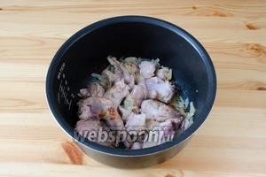 Когда лук обжарится, отправляем в мультиварку кусочки кролика и обжариваем их до румяной корочки. Чтобы мясо не пустило сок, лучше не переворачивать слишком часто. Я обычно подрумяниваю с одной стороны, потом переворачиваю и подрумяниваю на другой стороне. Доводить до готовности его не надо, достаточно румяной корочки.